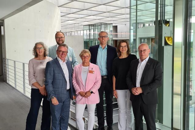ein Gruppenfoto von sieben Personen