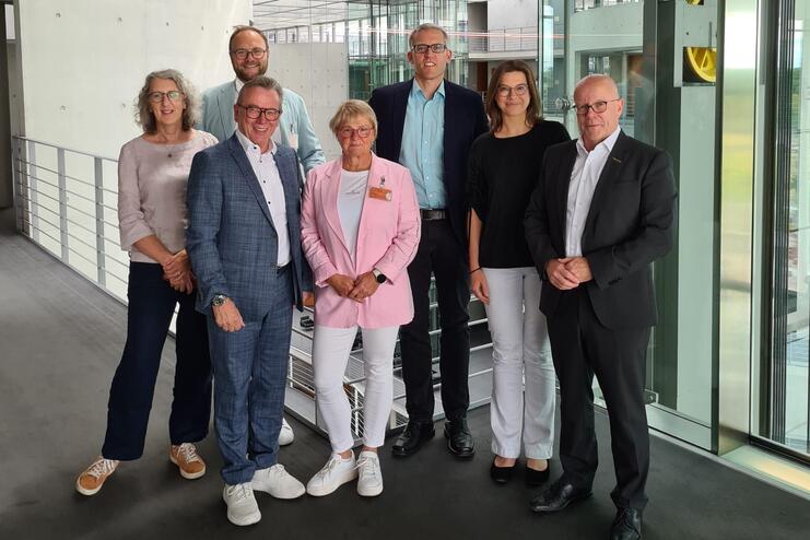 ein Gruppenfoto von sieben Personen