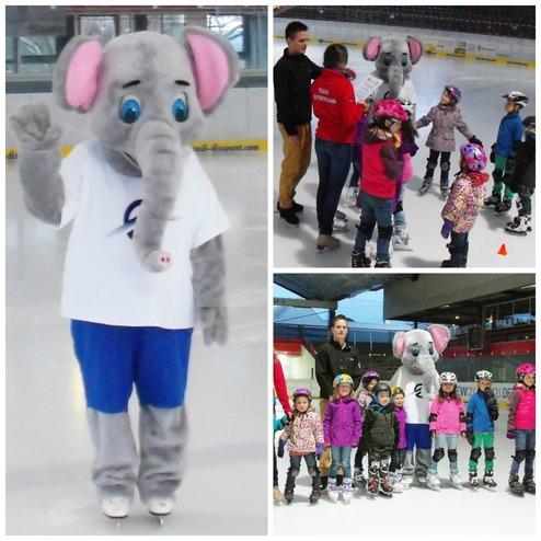 Eisb&auml;r-Maskottchen interagiert mit Kindern beim Schlittschuhlaufen in einer Eishalle.
