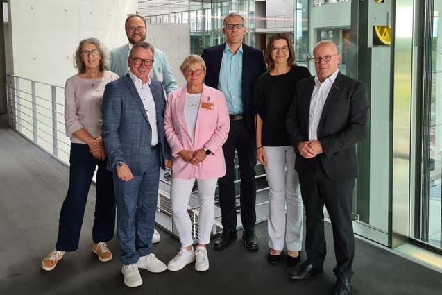 ein Gruppenfoto von sieben Personen