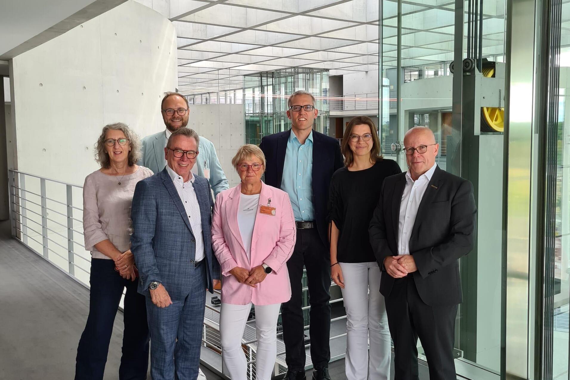 ein Gruppenfoto von sieben Personen