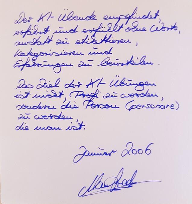 Handschriftliche Notizen auf einem offenen Blatt Papier, beschreiben die Struktur und Ziele von Übungen.