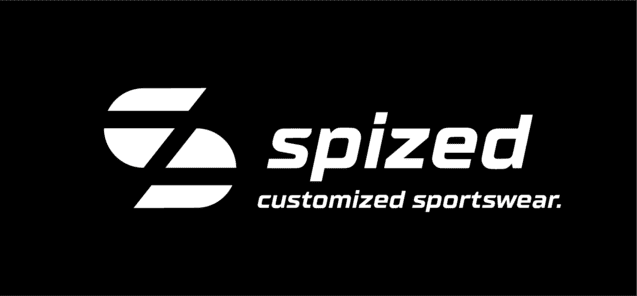 Logodesign von Spized, einer Marke für maßgeschneiderte Sportbekleidung, auf schwarzem Hintergrund.