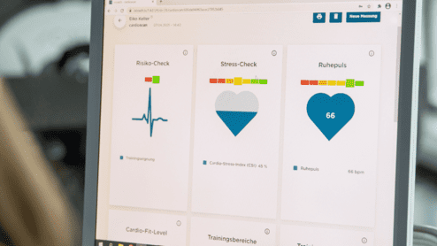 Computer, welcher Ergebnisse der Screenings anzeigt