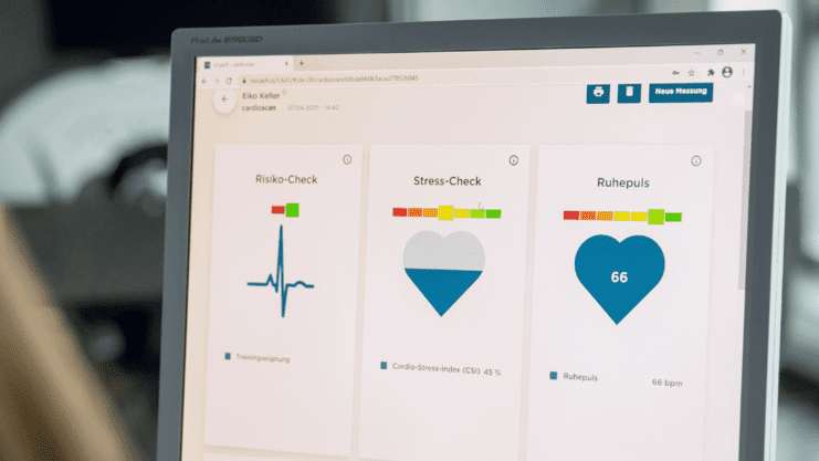 Computer, welcher Ergebnisse der Screenings anzeigt