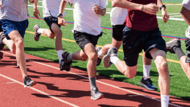 Menschen, welche auf einer Laufbahn laufen