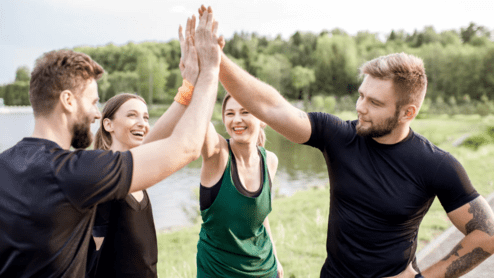 4 Menschen geben sich einen Handschlag