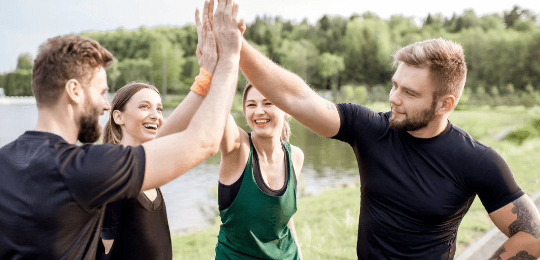 4 Menschen geben sich einen Handschlag