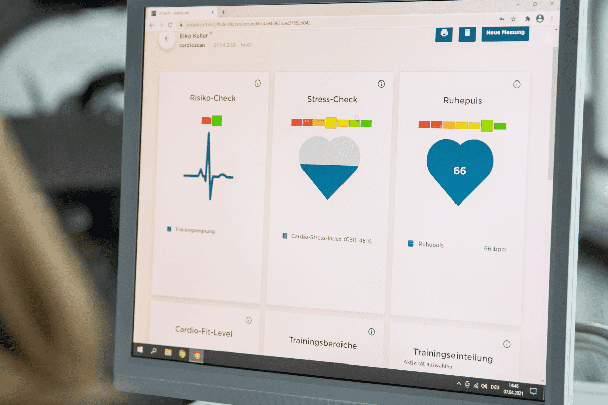 Computer, welcher Ergebnisse der Screenings anzeigt