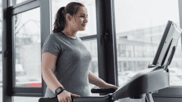 Person betreibt Sport auf einem Laufband