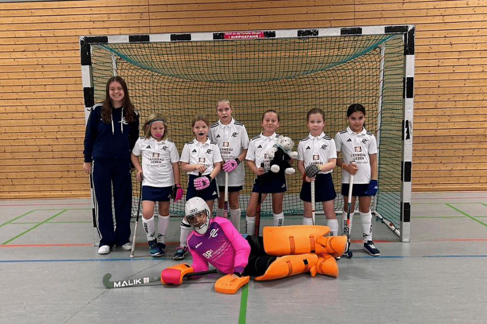 Sechs Kinder sitzen auf einer Mauer mit herbstlicher Landschaft im Hintergrund; darunter stehen Sportlerinnen in einer Halle vor einem Tor.