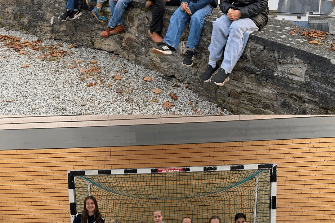 Sechs Kinder sitzen auf einer Mauer mit herbstlicher Landschaft im Hintergrund; darunter stehen Sportlerinnen in einer Halle vor einem Tor.