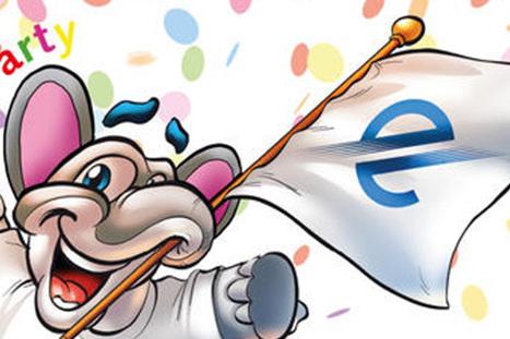 Cartoon-Elefant hält eine Flagge mit einem E-Zeichen und feiert mit Konfetti und dem Wort „Party“ in bunten Buchstaben.