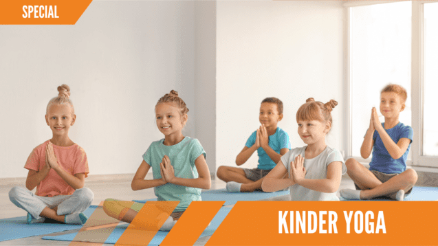 Sechs Kinder in Yogahaltung sitzen auf Matten und zeigen die Anjali Mudra im hellen Raum mit Fenstern.