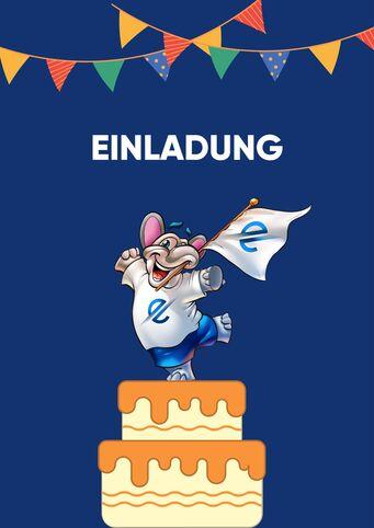 Eine fr&ouml;hliche Maus in T-Shirt h&auml;lt eine Fahne, vor einer zweist&ouml;ckigen Torte auf blauem Hintergrund mit F&auml;hnchen.