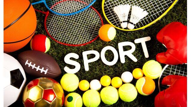 Zusammenstellung verschiedener Sportgeräte und Bälle auf grünem Hintergrund mit dem Schriftzug „SPORT“.