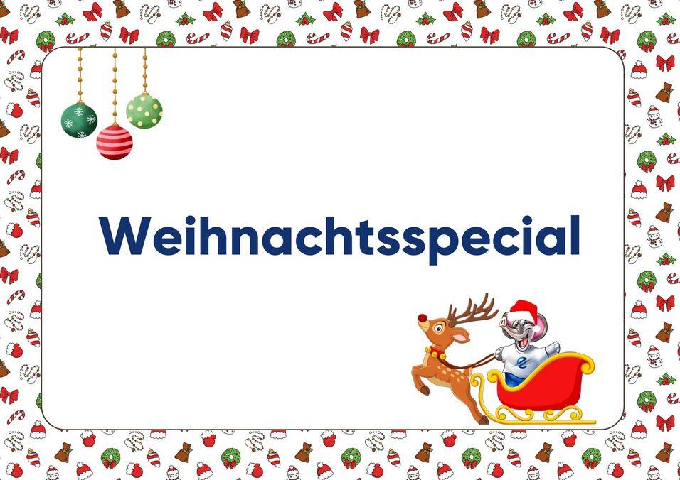 Weihnachtliche Karte mit dem Text „Weihnachtsspecial“, einem Rentier und einem Weihnachtsmann im Schlitten, dekoriert mit Ornamenten.