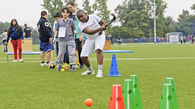 Eine Gruppe von Kindern spielt Hockey