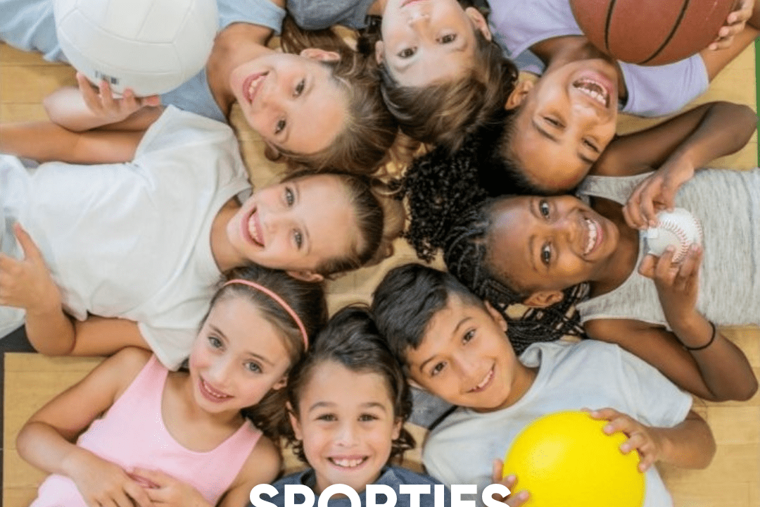 Gruppe von Kindern mit verschiedenen Sportbällen, die lächelnd auf einem Parkettboden liegen. Text: „Kindersport Sporties 2024/2025“.