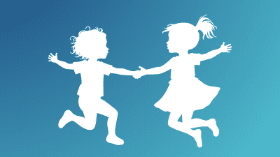 Silhouetten von zwei Kindern, die miteinander springen und sich an den Händen halten, vor einem blauen Hintergrund.