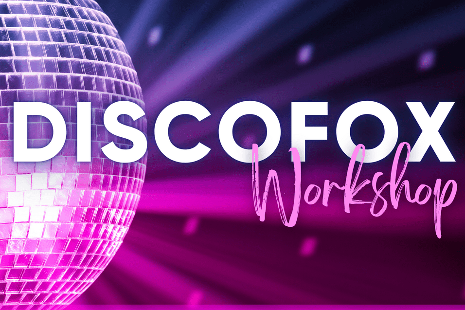 Glitzernde Discokugel vor bunten Lichtern, mit dem Text &bdquo;DISCOFOX Workshop&ldquo; in moderner Schrift.