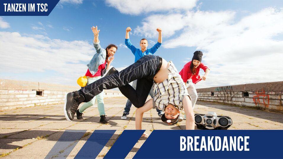 Vier T&auml;nzer zeigen Breakdance auf einer Freifl&auml;che, w&auml;hrend ein Ghettoblaster neben ihnen steht.