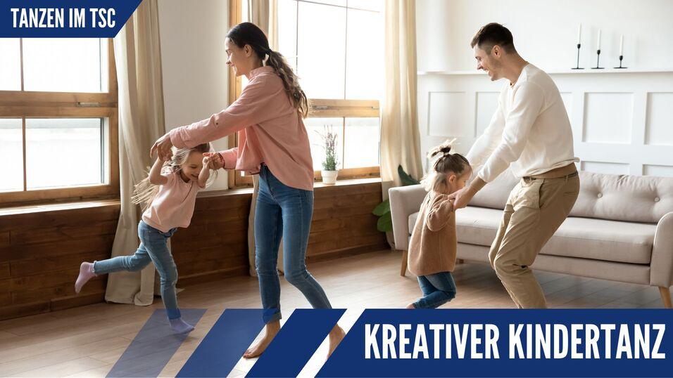 Familie tanzt gemeinsam im Wohnzimmer, zwei Kinder werden von den Eltern freundlich gehalten und angeleitet.