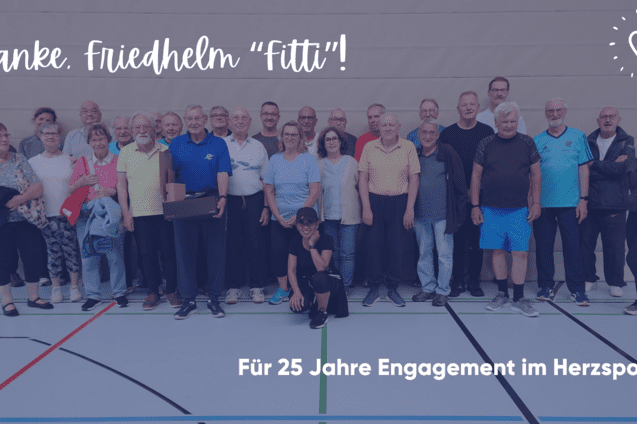 Gruppe von Menschen im Sportbereich, die Friedhelm f&uuml;r 25 Jahre Engagement im Herzsport feiern.