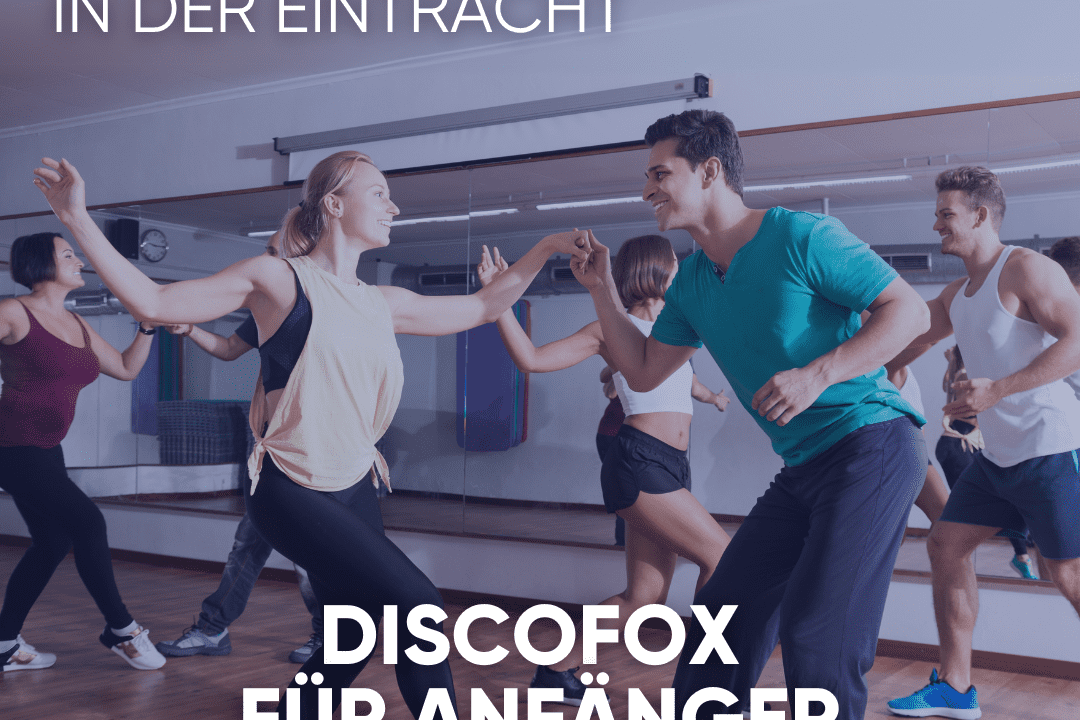 Tanzkurs-Teilnehmer üben Discofox in einem lichtdurchfluteten Raum mit Spiegeln. Textinformationen zum Kursdatum sind eingeblendet.