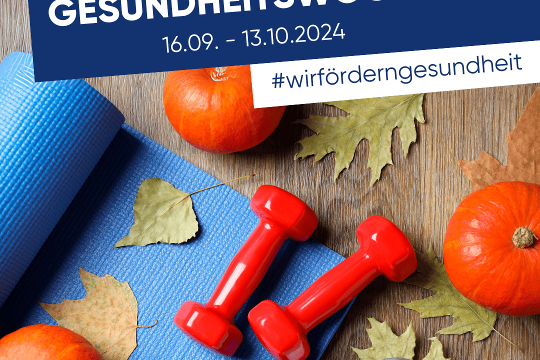 Bunte Herbstdeko mit roten Hanteln, einer Matte und Kürbissen für die Gesundheitswochen 2024.