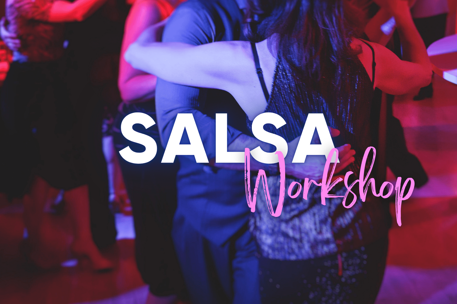 Tanzende Paare in einem beleuchteten Raum w&auml;hrend eines Salsa-Workshops, mit dem Text "SALSA Workshop" sichtbar.