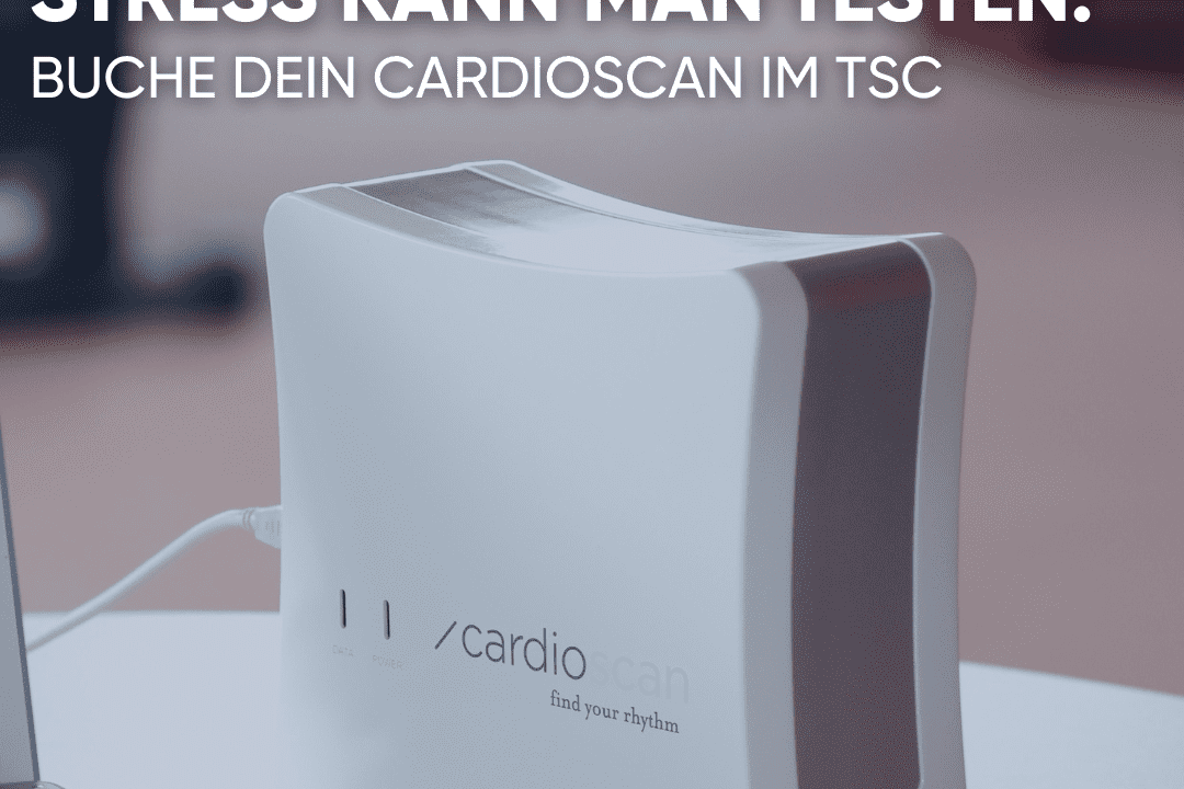 Gerät zur Stressmessung namens CardioScan neben einem Laptop, mit einem Hinweistext über Stressbewertung im Hintergrund.