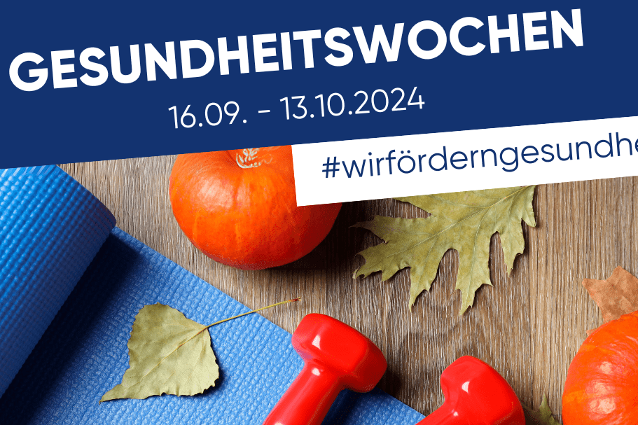 Bunte Herbstdeko mit roten Hanteln, einer Matte und Kürbissen für die Gesundheitswochen 2024.
