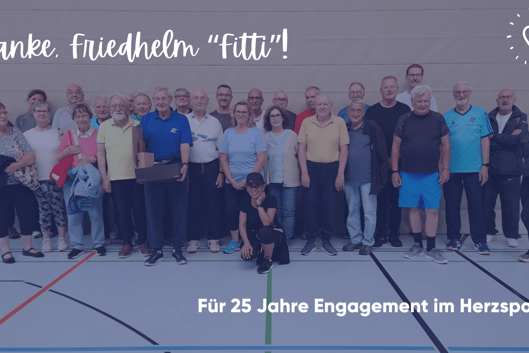 Gruppe von Menschen im Sportbereich, die Friedhelm f&uuml;r 25 Jahre Engagement im Herzsport feiern.