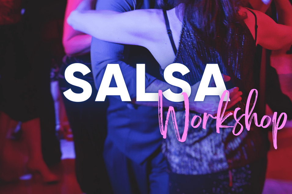 Tanzende Paare in einem beleuchteten Raum während eines Salsa-Workshops, mit dem Text "SALSA Workshop" sichtbar.