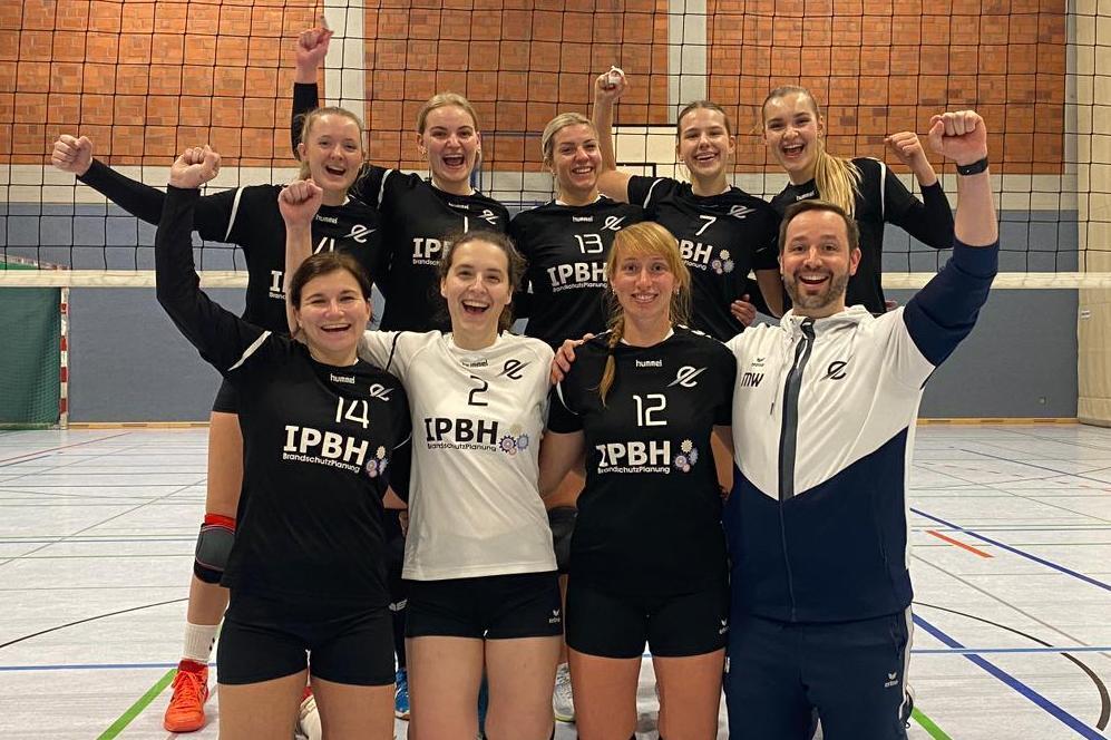 Collage der Volleyballmannschaft mit Trainer, alle in schwarz-wei&szlig;en Trikots, jubelnd vor einem Punktestand von 27:25.