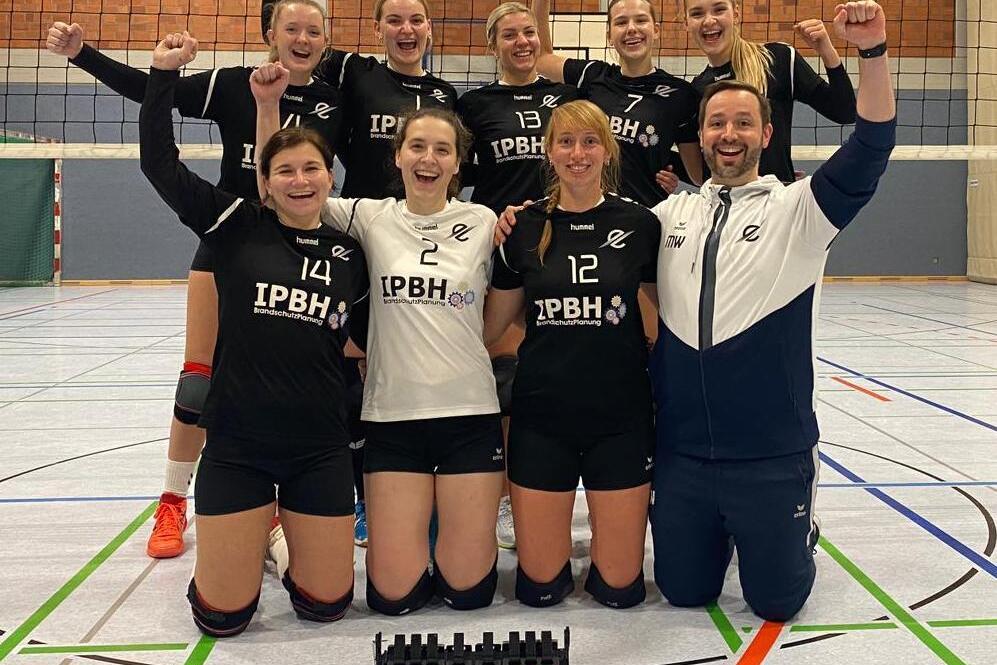 Collage der Volleyballmannschaft mit Trainer, alle in schwarz-weißen Trikots, jubelnd vor einem Punktestand von 27:25.