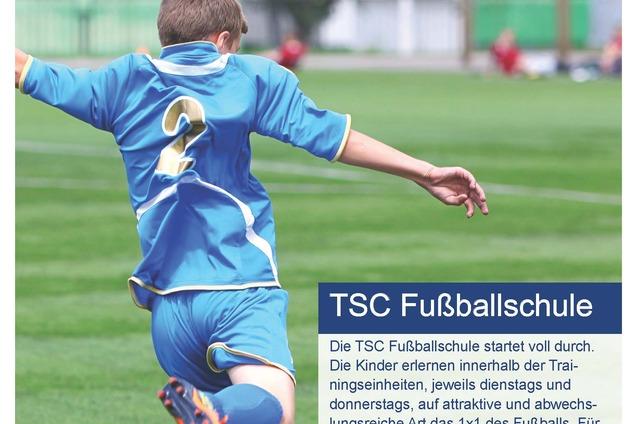 Junger Fu&szlig;ballspieler in blauer Ausr&uuml;stung sprintet &uuml;ber den Rasen, ein Ball rollt in seine N&auml;he.