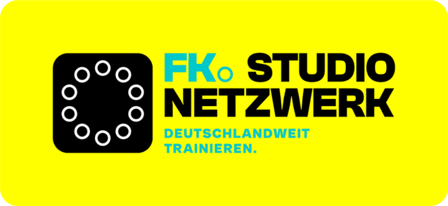 Logo des FK Studio Netzwerk auf gelbem Hintergrund, mit der Aufschrift „Deutschlandweit trainieren“.