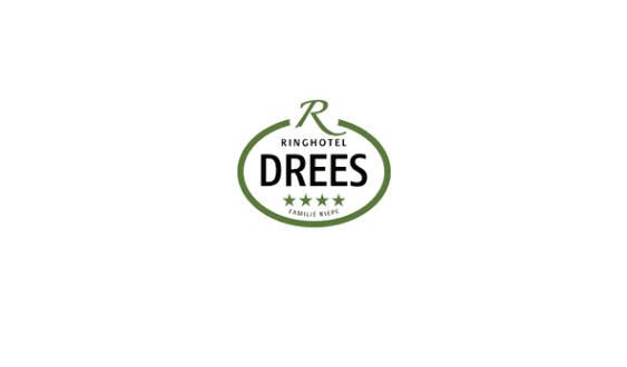 Logo des Ringhotels Drees mit der Aufschrift &bdquo;DREES&ldquo; und vier Sternen, umgeben von einer ovalen Umrandung in Gr&uuml;n.