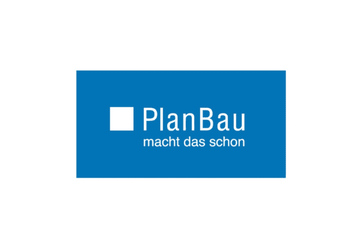 Logo von PlanBau in Blau mit wei&szlig;em Quadrat und dem Schriftzug &bdquo;PlanBau macht das schon&ldquo;.