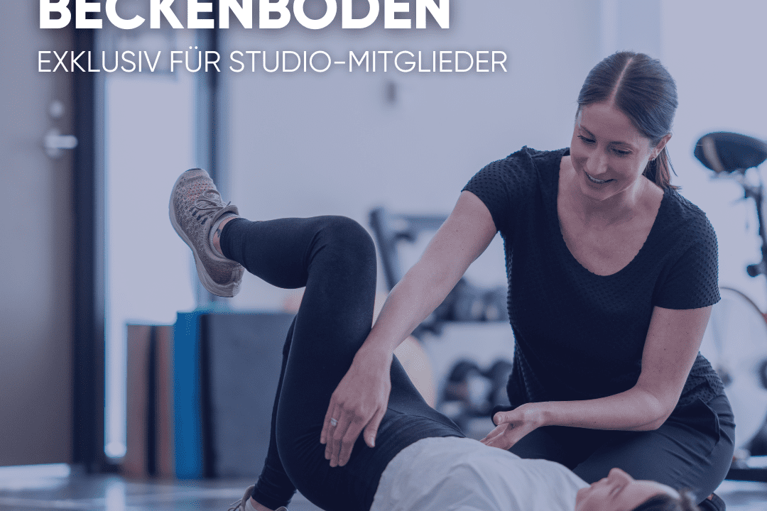 Trainingssituation mit einer Trainerin, die einer Übenden bei Beckenbodenübungen Anleitungen gibt.