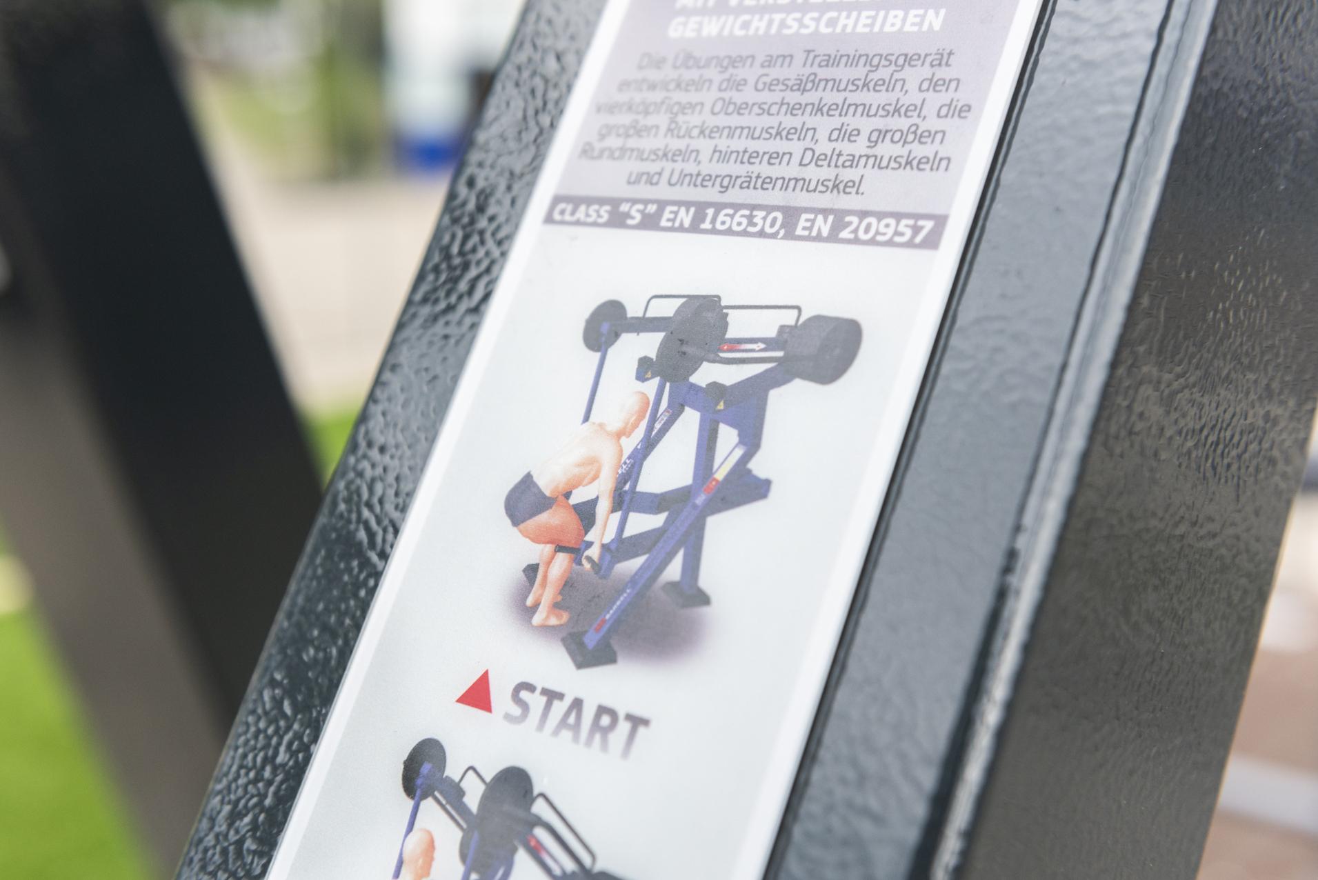 Maximale Übersicht über ein Fitnessgerät mit Übungsanleitung, Startpunkt und Illustration einer korrekt ausgeführten Übung.