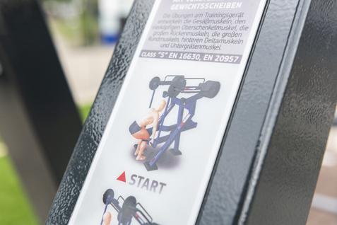 Maximale &Uuml;bersicht &uuml;ber ein Fitnessger&auml;t mit &Uuml;bungsanleitung, Startpunkt und Illustration einer korrekt ausgef&uuml;hrten &Uuml;bung.