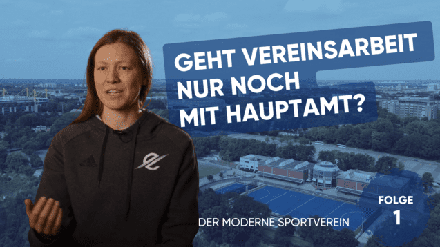 Frau in Sportkleidung spricht vor einer Stadtlandschaft über Vereinsarbeit in einem modernen Sportverein.