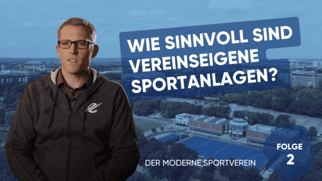 Mann mit Brille sitzt vor einer Sportanlage, überlagert von Text zur Relevanz vereinseigener Sportstätten.