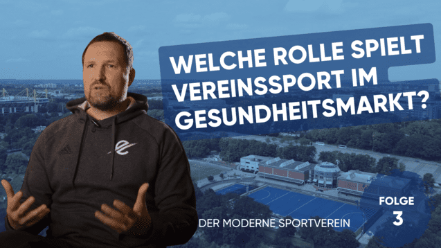 Mann in Kapuzenpulli sitzt vor einer Sportanlage, Text fragt nach der Rolle von Vereinssport im Gesundheitsmarkt.