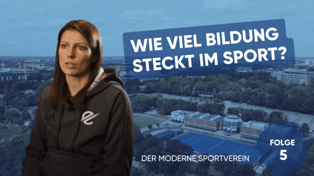 Frau in grauem Hoodie sitzt vor einer Stadtkulisse mit Sportanlagen, Text fragt nach Bildung im Sport.