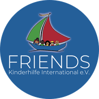 Logo von "FRIENDS Kinderhilfe International e.V." mit einer stilisierten Segelyacht und mehreren bunten Figuren.
