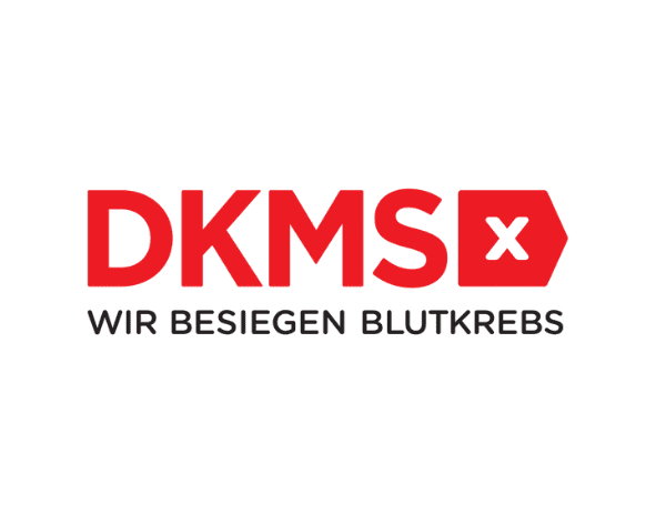 Logo der DKMS mit dem Slogan &bdquo;WIR BESIEGEN BLUTKREBS&ldquo; in roter Schrift auf wei&szlig;em Hintergrund.